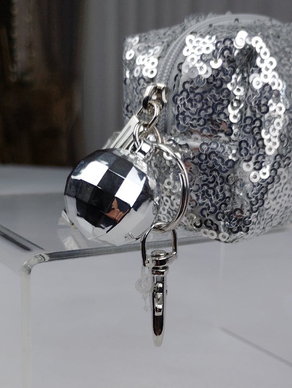 Mac Small Cosmetics Bag With Key Chain. - Picture 8 of 9
